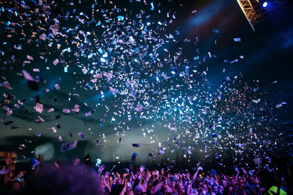 Concertpodium met lichten — festival in België 2026