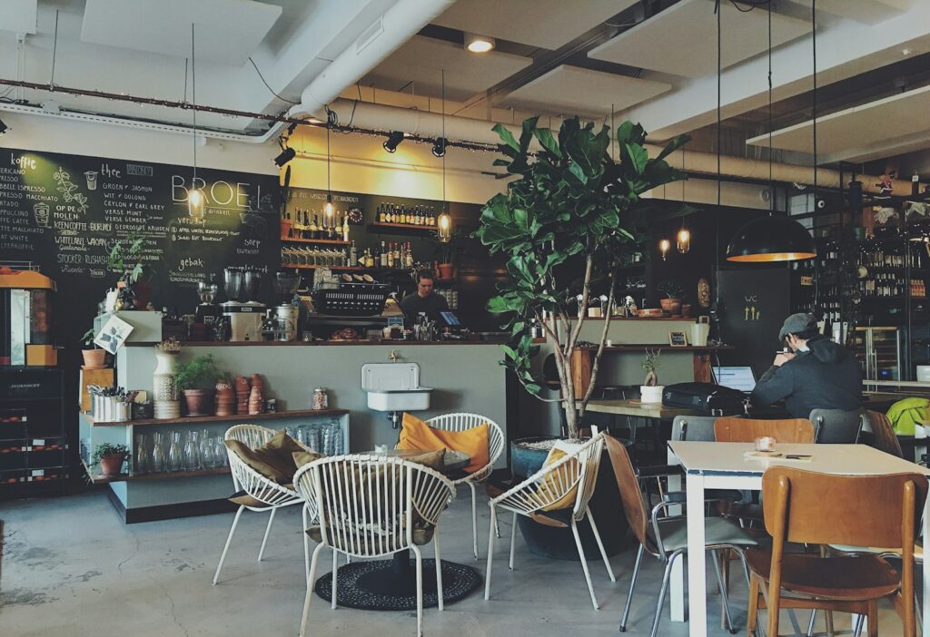 Ambachtelijke koffie in Vlaams cafe — barista pour over