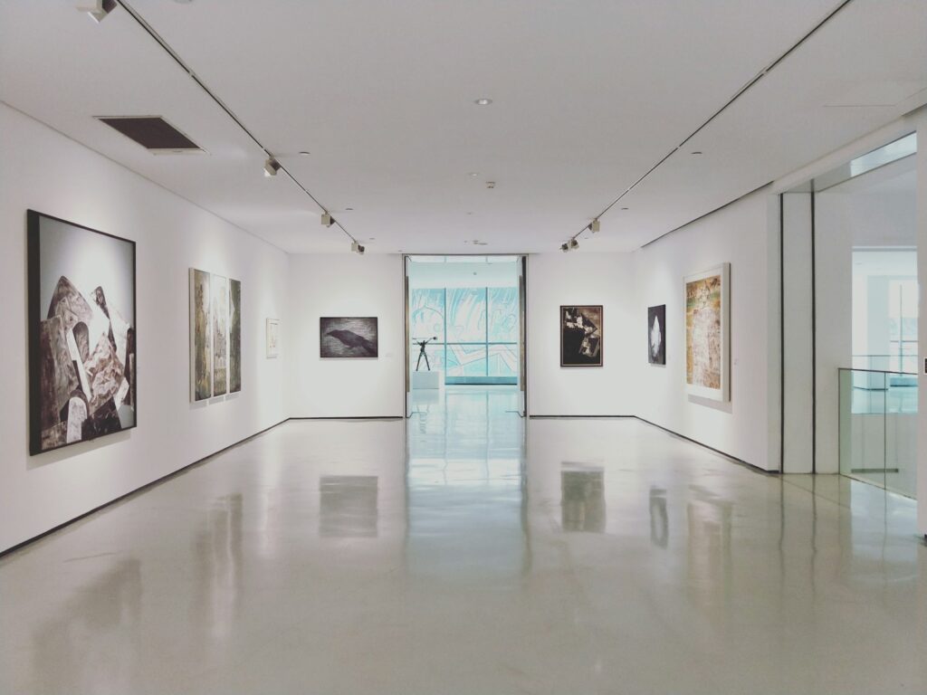 Bezoekers bewonderen kunst in een Belgisch museum